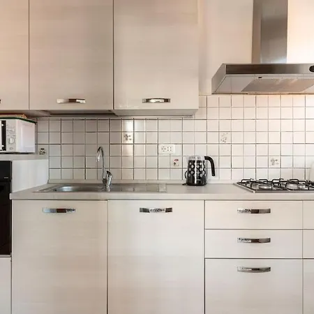Chic Italian Escape - Lorusso Daire *